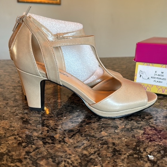 Easy Street nude pearlized flash heels NIB 8 - Picture 1 of 10
